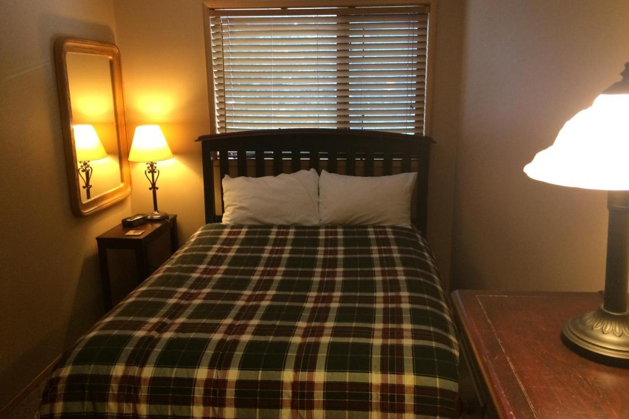 The Griz Inn By Park Vacation Management Fernie Esterno foto